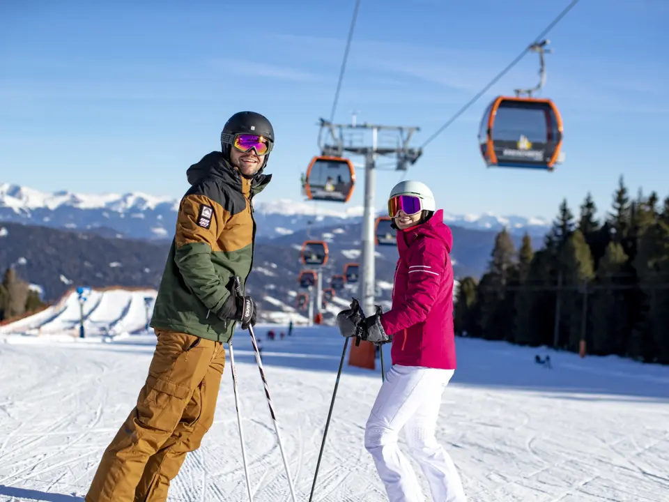 Couple skiing on the Kreischberg in Murau (c) Kreischberg - Tom Lamm.