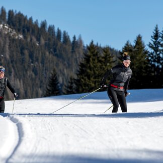 Two cross-country skiers in the Murau adventure region (c) Tom Lamm.