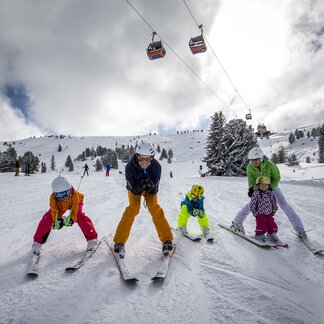 Family with skis on the Kreischberg (c) Tom Lamm. Family with skis on the Kreischberg (c) Tom Lamm.