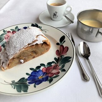 Apple strudel in Murau Gasthof Hotel Lercher Apple strudel in Murau Gasthof Hotel Lercher