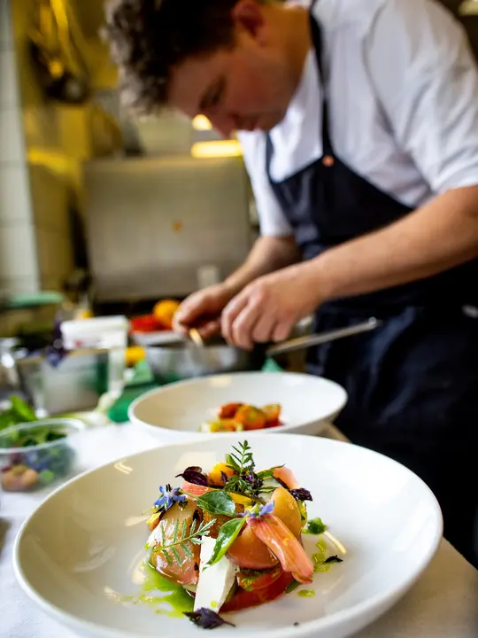 Chef Daniel preparing the dishes (c) TVB Murau - Tom Lamm