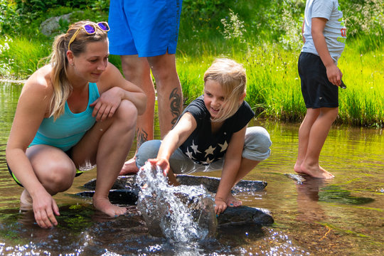 Family at the Grünsee during a vacation at the Murauer Gasthof Hotel Lercher