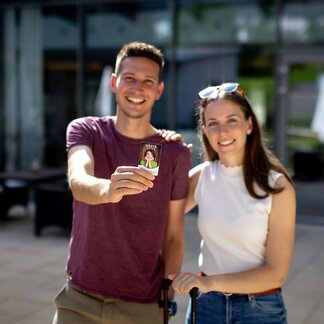 Couple with the Murau guest card © TV Murau | Tom Lamm. Couple with the Murau guest card © TV Murau | Tom Lamm.