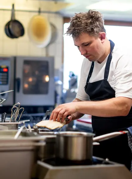 Chef Daniel in the kitchen (c) TVB Murau - Tom Lamm