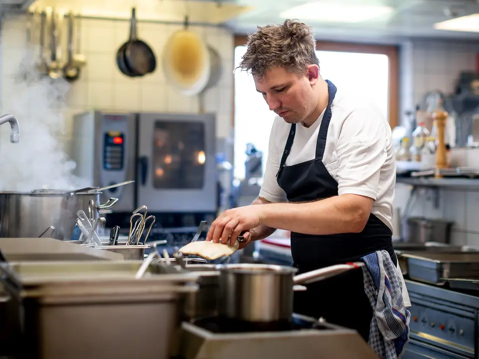 Chef Daniel in the kitchen (c) TVB Murau - Tom Lamm