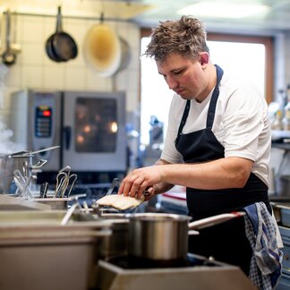 Chef Daniel in the kitchen (c) TVB Murau - Tom Lamm