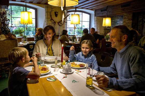 Young and old enjoy the food at the Murauer Gasthof