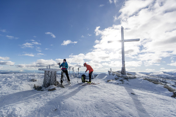 Summit cross in winter (c) Tom Lamm