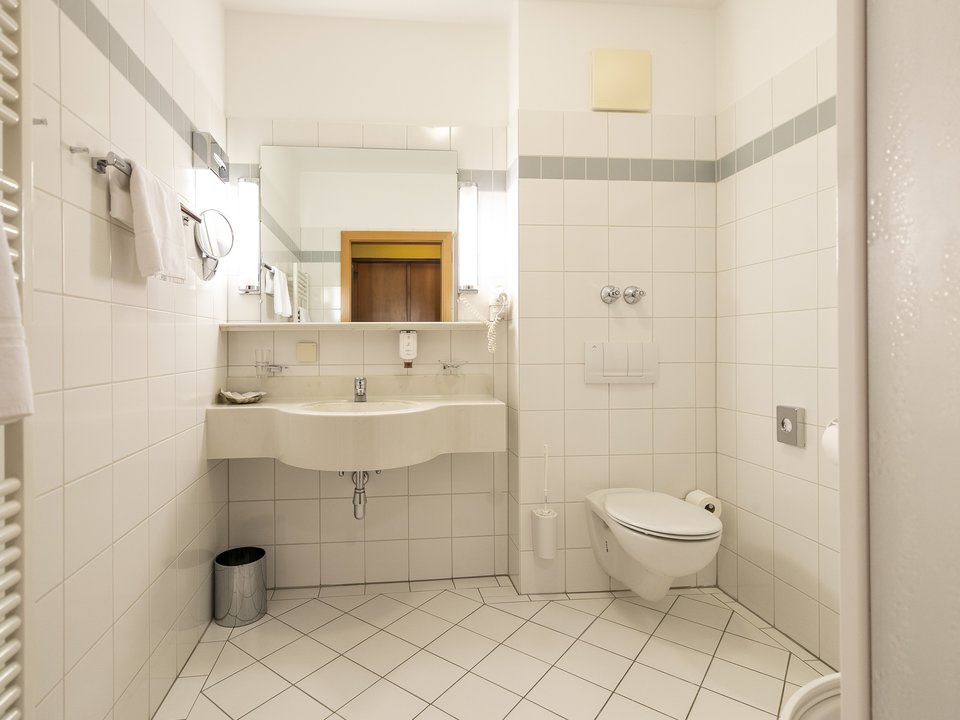 Bathroom in hotel single room 4* Bathroom in hotel single room 4*