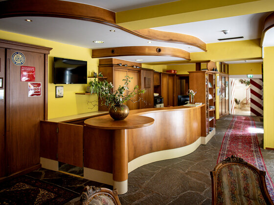 Entrance with reception at Hotel Lercher.