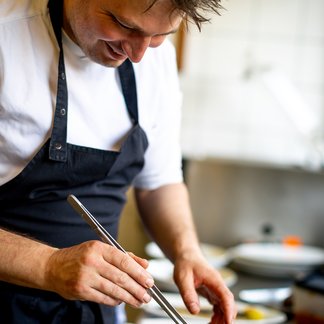 Chef Daniel arranging the salad (c) TV Murau | Tom Lamm. Chef Daniel arranging the salad (c) TV Murau | Tom Lamm.