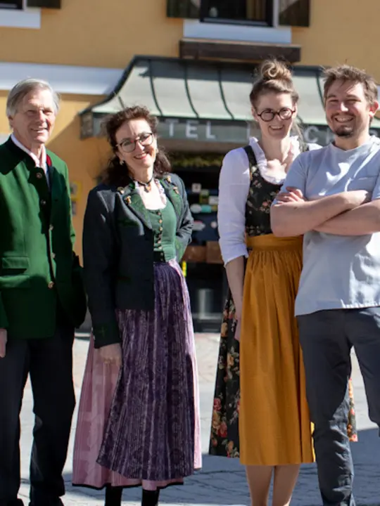 Family Lercher in front of Murmauer Gasthof Hotel Lercher