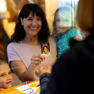 Lady at the reception with the Murau guest card © TV Murau | Tom Lamm. Lady at the reception with the Murau guest card © TV Murau | Tom Lamm.