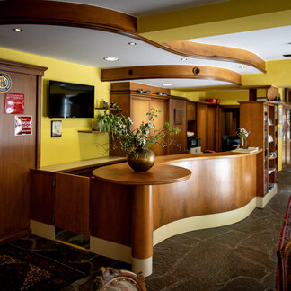 Entrance with reception at Hotel Lercher.